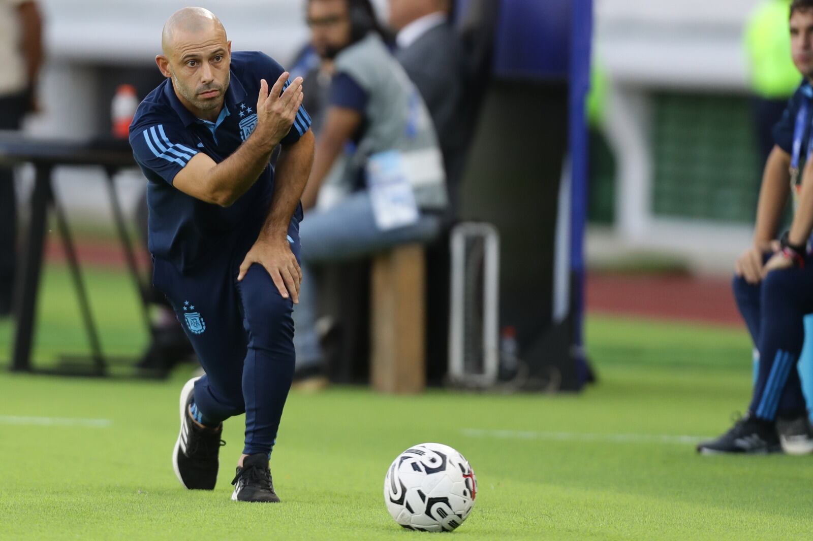 Mascherano y una de bowling durante el partido. Al exvolante finalmente se le dio una buena, tras las decepciones en la Sub 20.