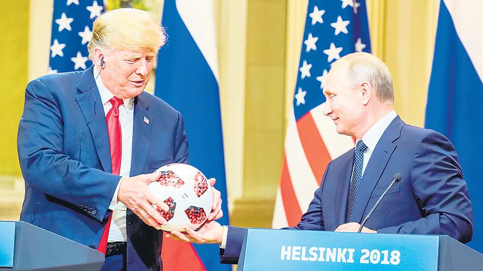Putin le entregó a Trump la pelota oficial del Mundial tras la cumbre entre ambos.