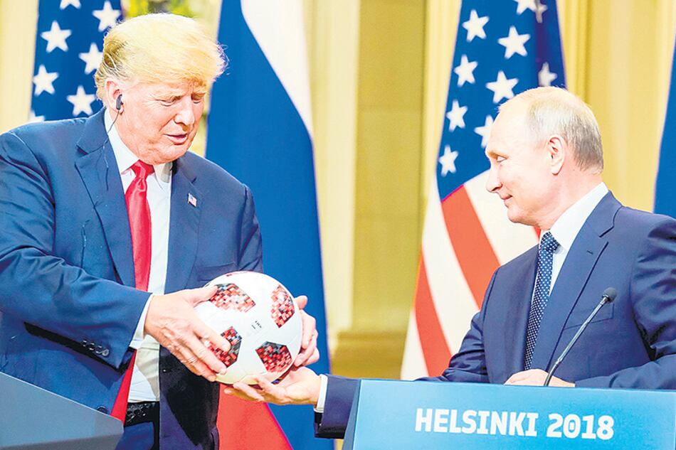Putin le entregó a Trump la pelota oficial del Mundial tras la cumbre entre ambos.