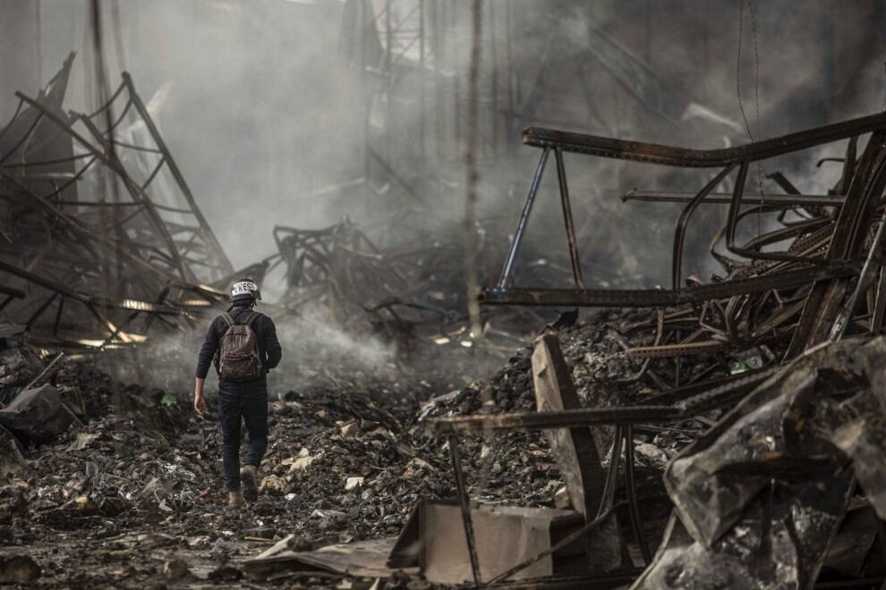 Un periodista camina bajo los escombros de un almacén logístico bombardeado en Brovary, junto a Kiev, durante una visita oficial para la prensa. 