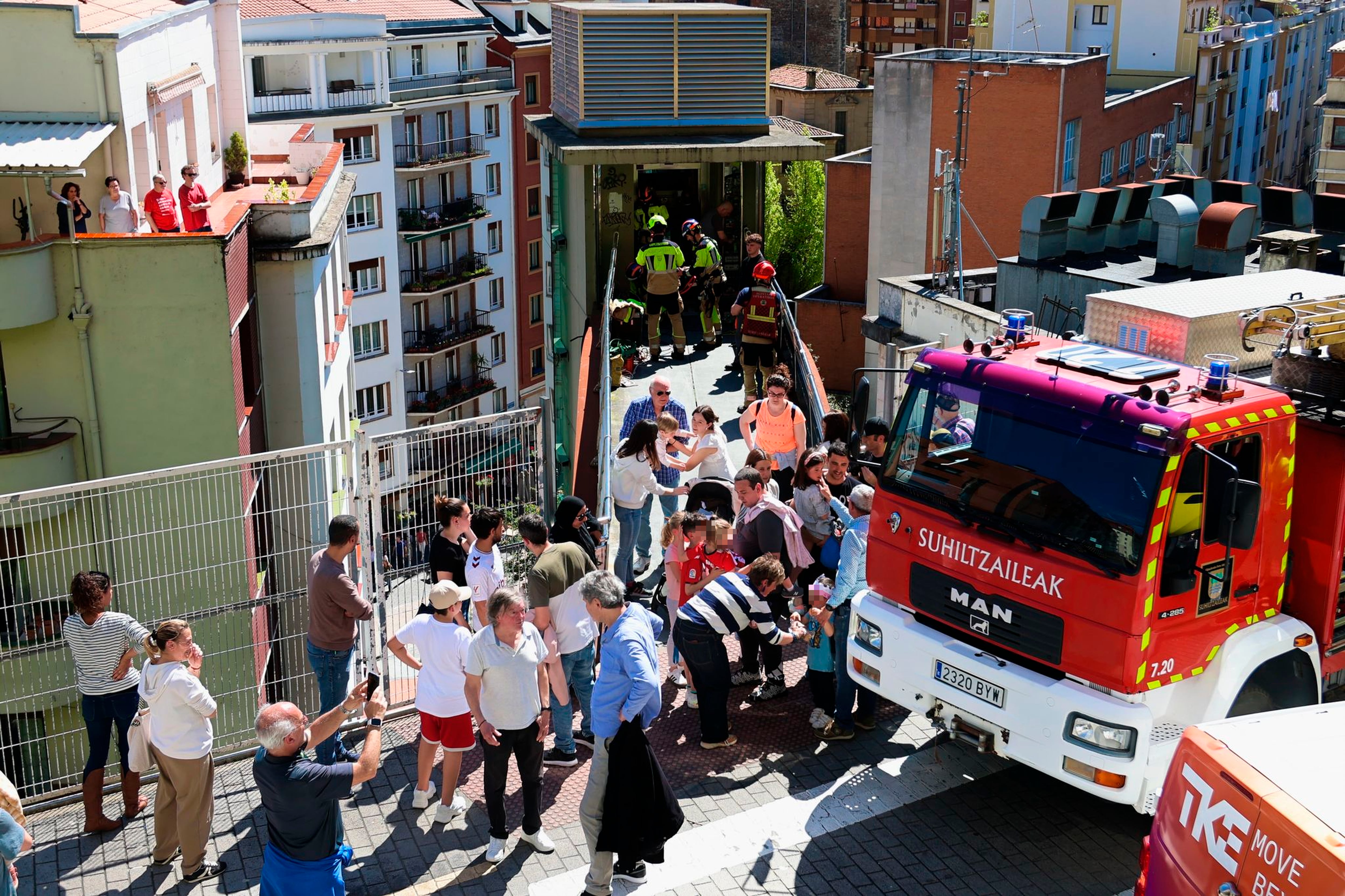 Seis niños y cinco adulto quedaron atrapados en un ascensor durante tres horas y media.