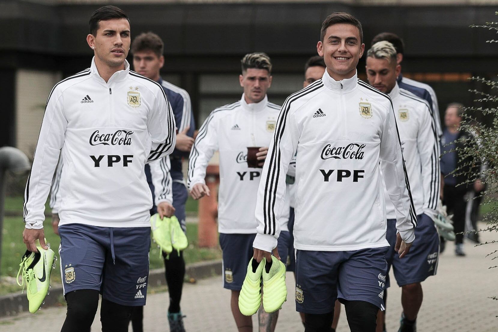 Paredes, que juega en Francia, De Paul y Dybala, de Italia, vendrán a la Argentina.