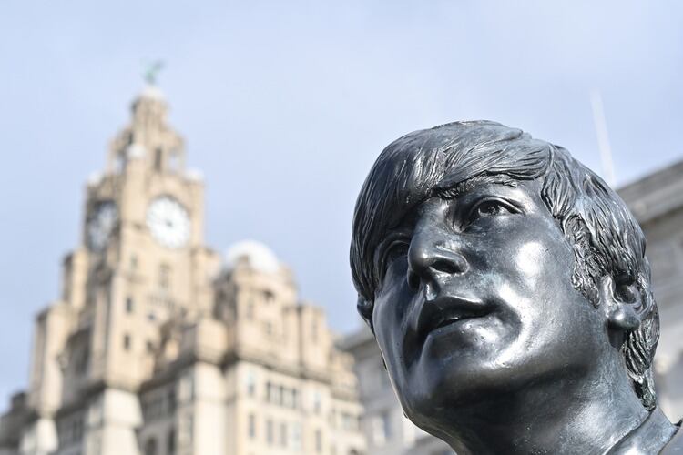 Estatua de Lennon (y los otros Beatles) en Liverpool.