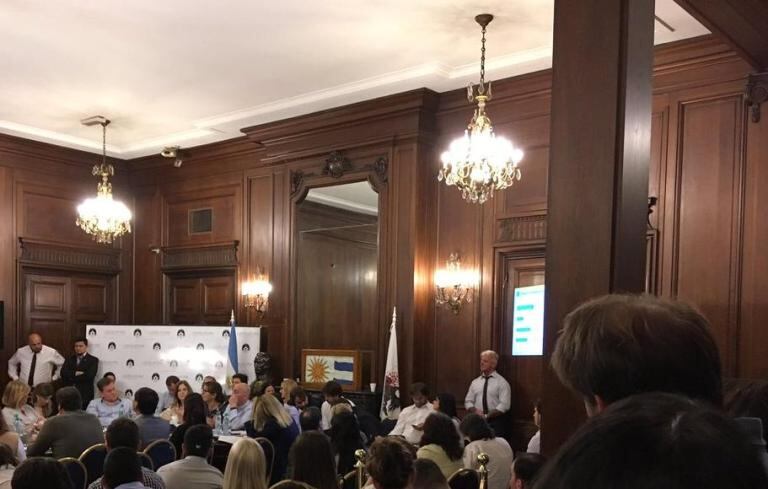 Acuña fue con su equipo a la Legislatura