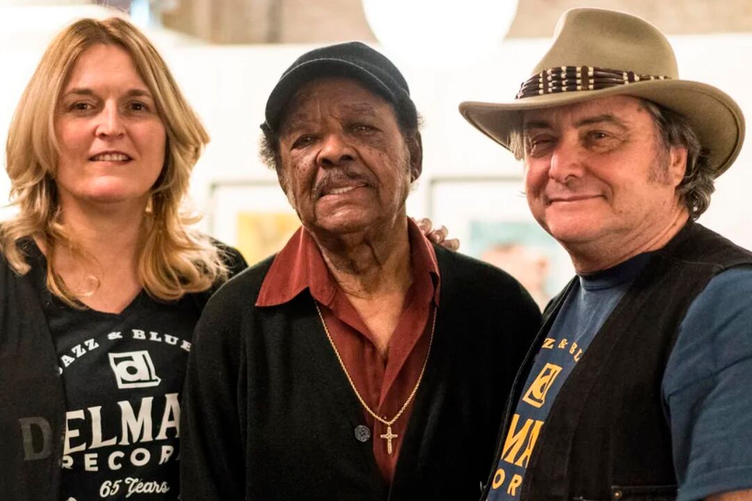Julia Miller y Elbio Barilari junto al bluesman Jimmy Johnson, quien falleció en 2022