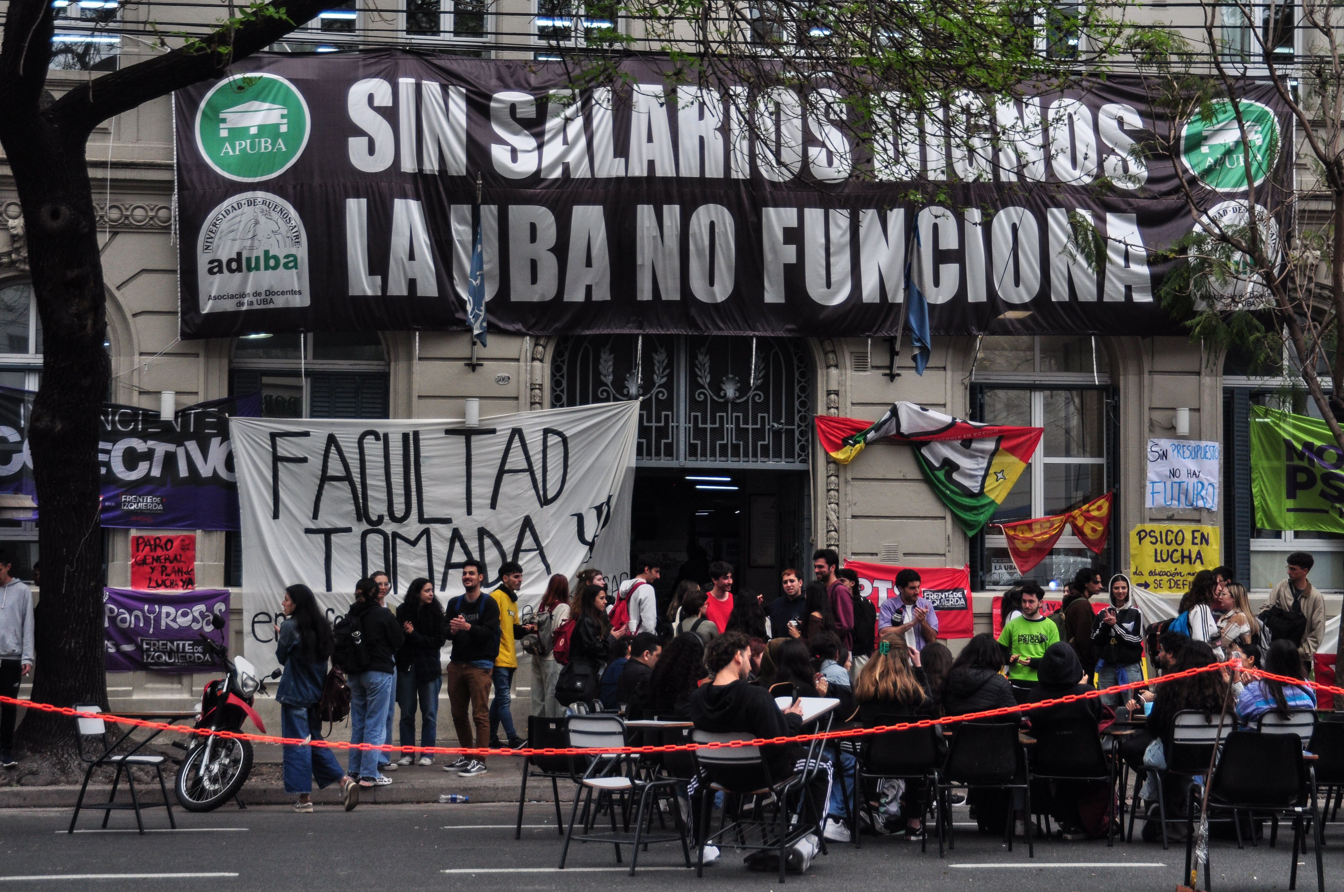 La Facultad de Psicología de la UBA fue una de las primeras en iniciar las tomas, le siguieron muchas en varias provincias.