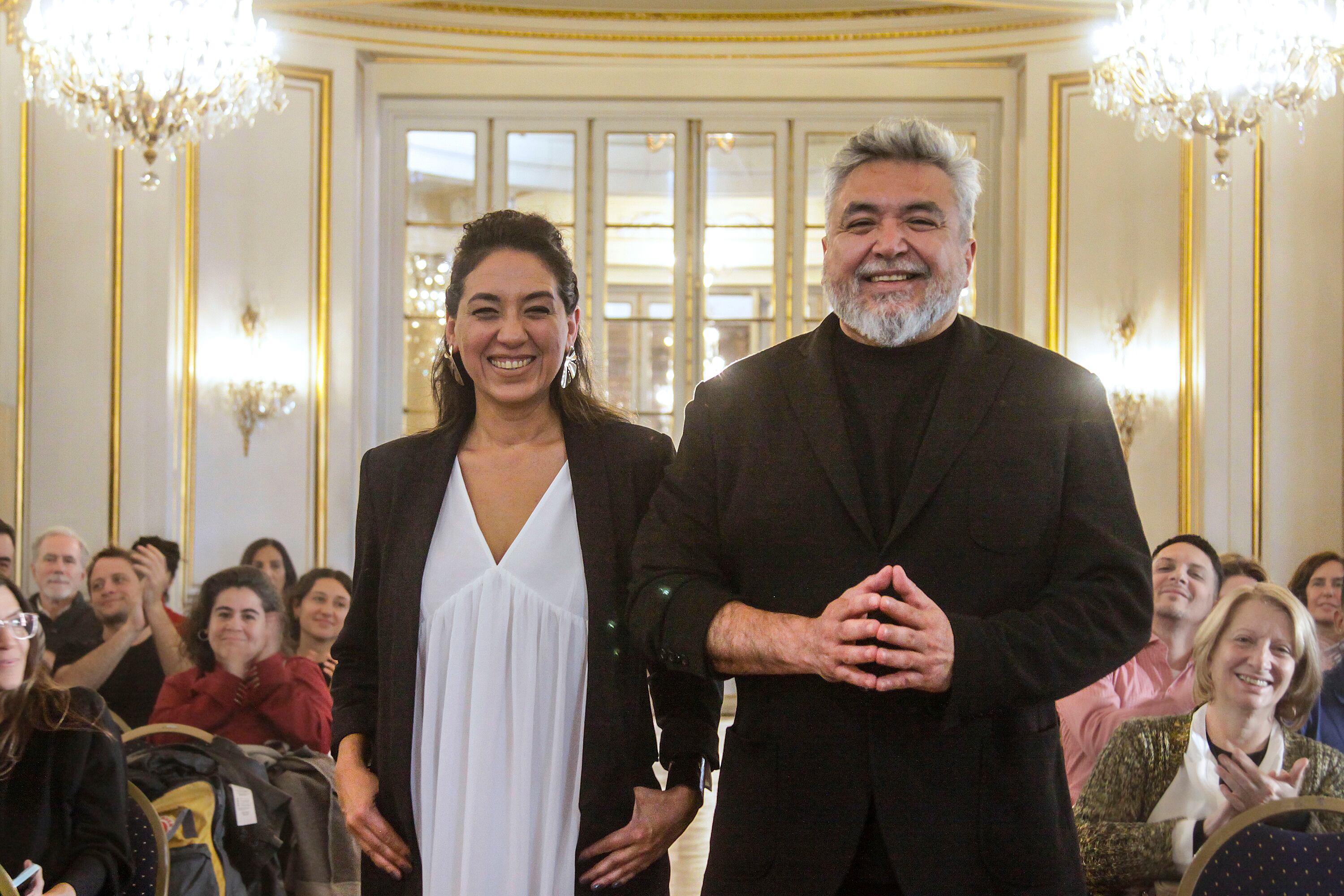 Cristian Alarcón junto a Lorena Vega en la Legislatura. Un encuentro atrevesado por una convergencia entre arte, política, periodismo e identidad.