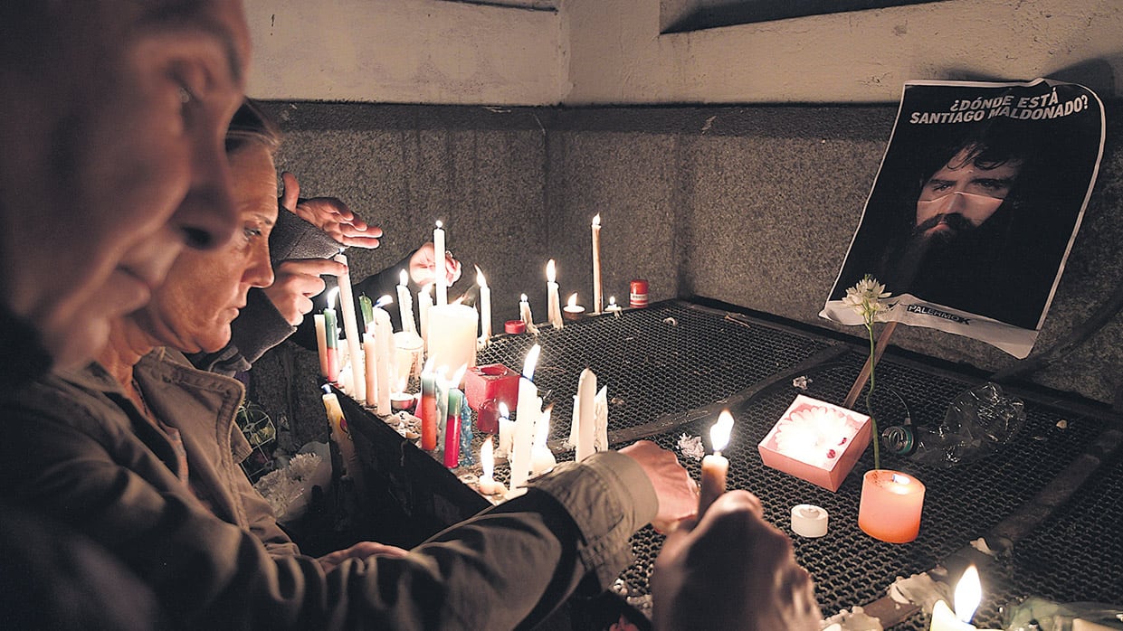 En la puerta de la morgue, donde se realizó la autopsia, se formó un homenaje espontáneo a Santiago Maldonado.