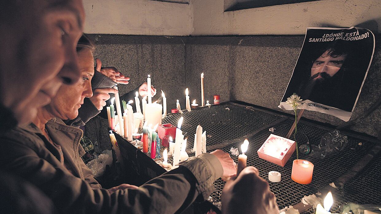 En la puerta de la morgue, donde se realizó la autopsia, se formó un homenaje espontáneo a Santiago Maldonado.