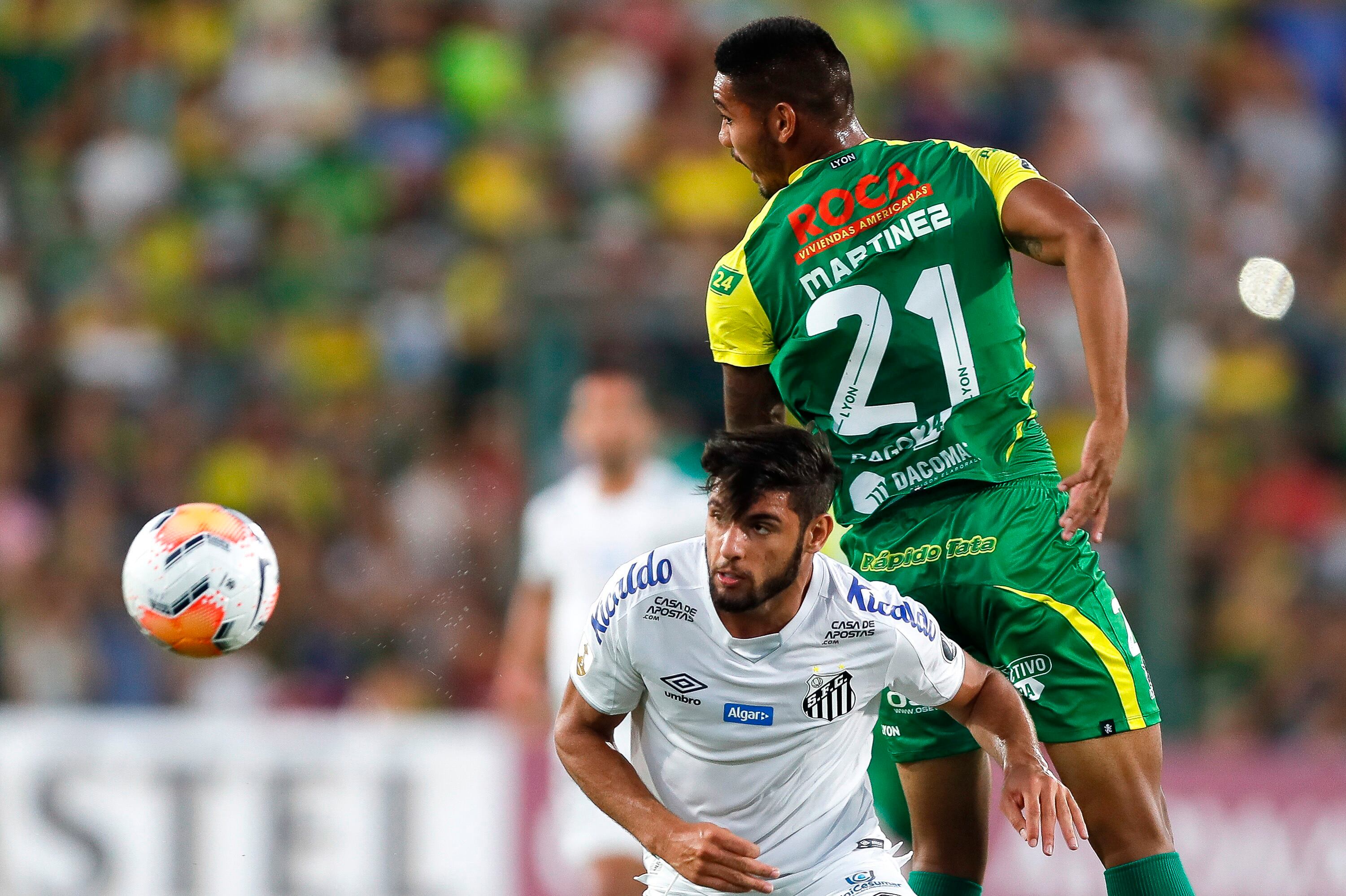 Martínez salta por encima de Diego Pituca.