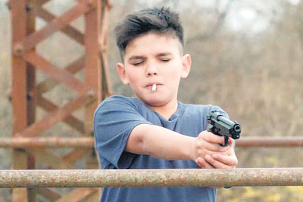 Mochila de plomo retrata de modo verosímil una infancia vulnerable.