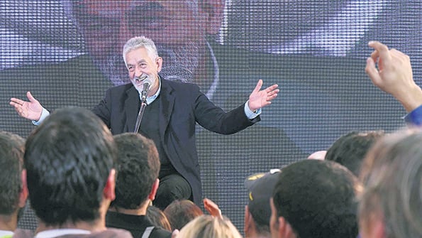 “Es la hora de los jóvenes y de las mujeres”, dijo el gobernador reelecto, en la sede del PJ.