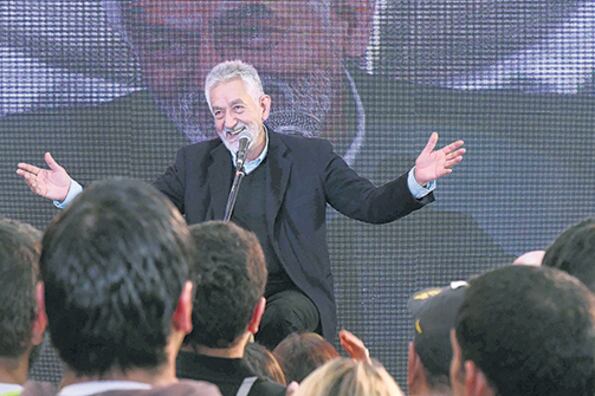 “Es la hora de los jóvenes y de las mujeres”, dijo el gobernador reelecto, en la sede del PJ.