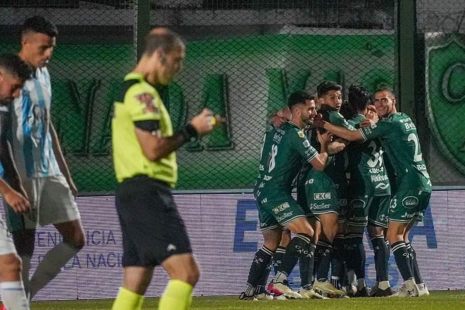 Los jugadores de Sarmiento en el festejo
