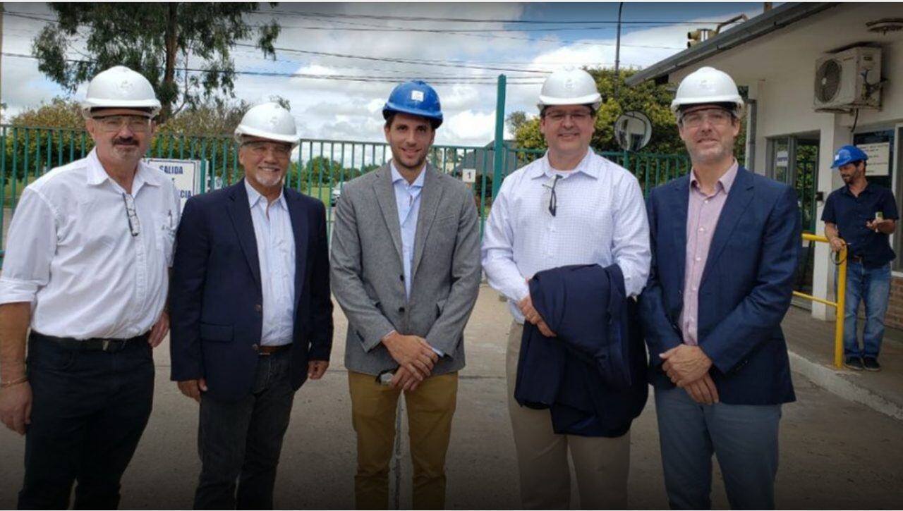 El intendente Santiago Passaglia con representantes de Atanor. 