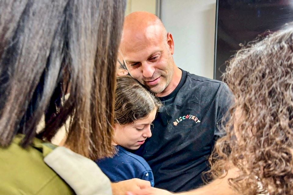 Un hombre se reencuentra con su esposa e hijas tras ser liberadas por Hamas.