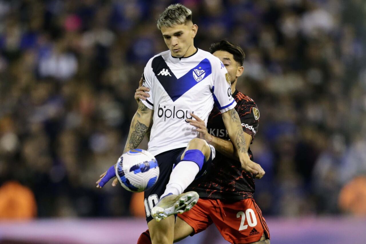 Orellano marcado por Casco, en un duelo de 2022 entre Vélez y River