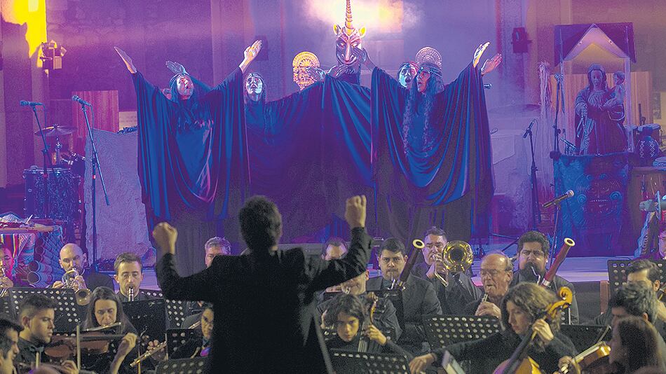 La Filarmónica de Río Negro junto a la Orquesta de Instrumentos Autóctonos y Nuevas Tecnologías.