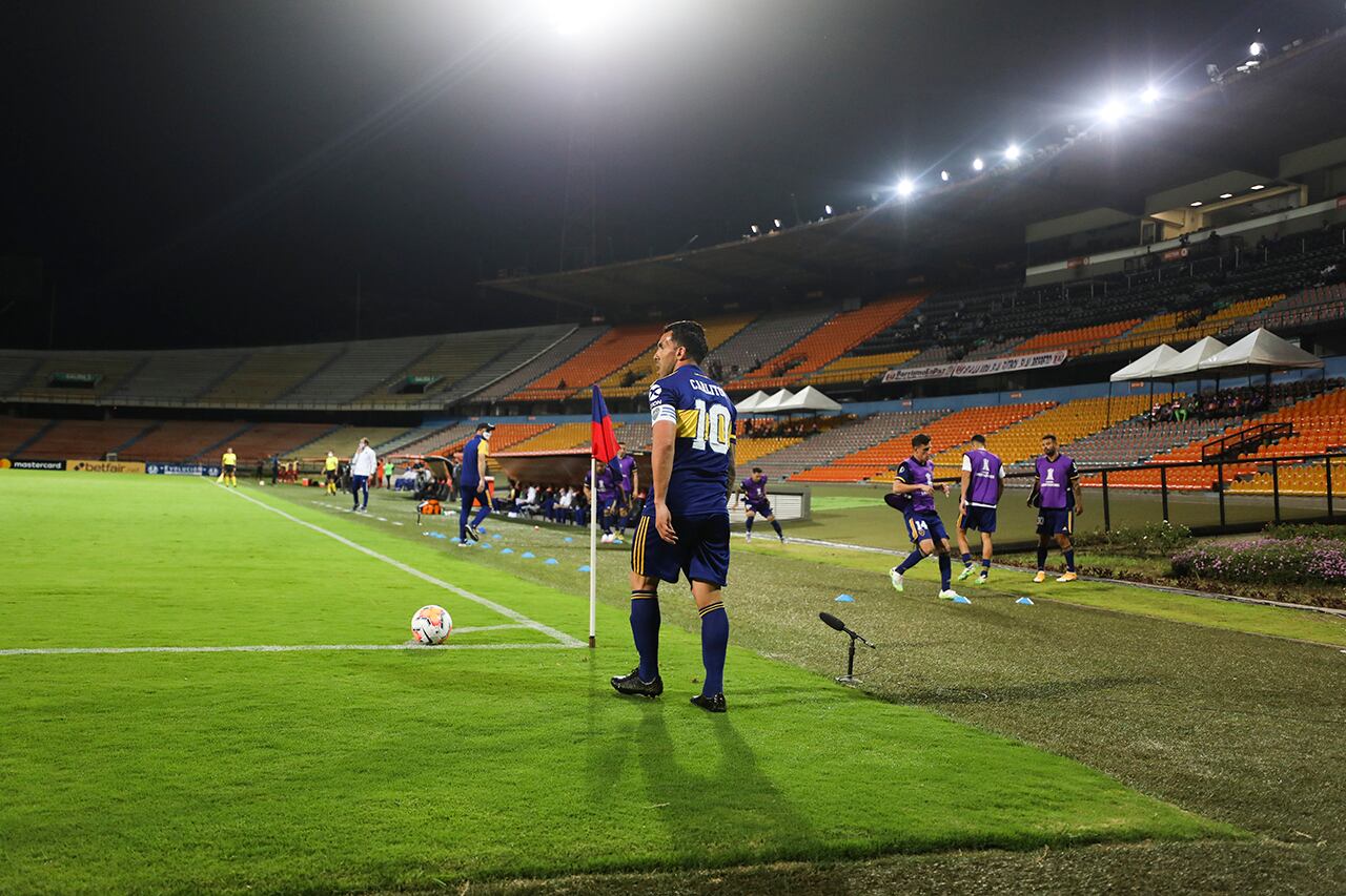 Carlos Tevez, ejecuta el  tiro de esquina en el estadio Atanasio Girardot sin público.