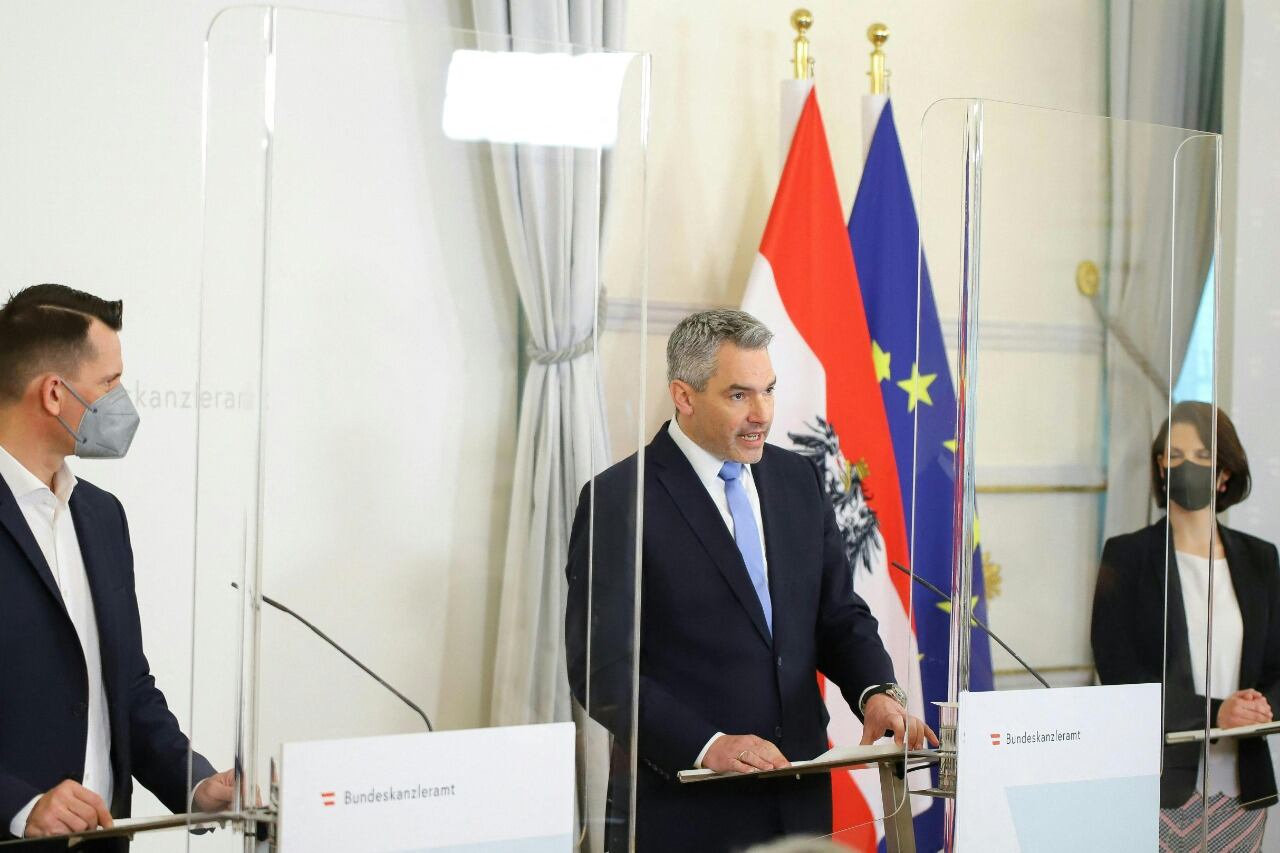 El canciller austríac Karl Nehammer (centro).