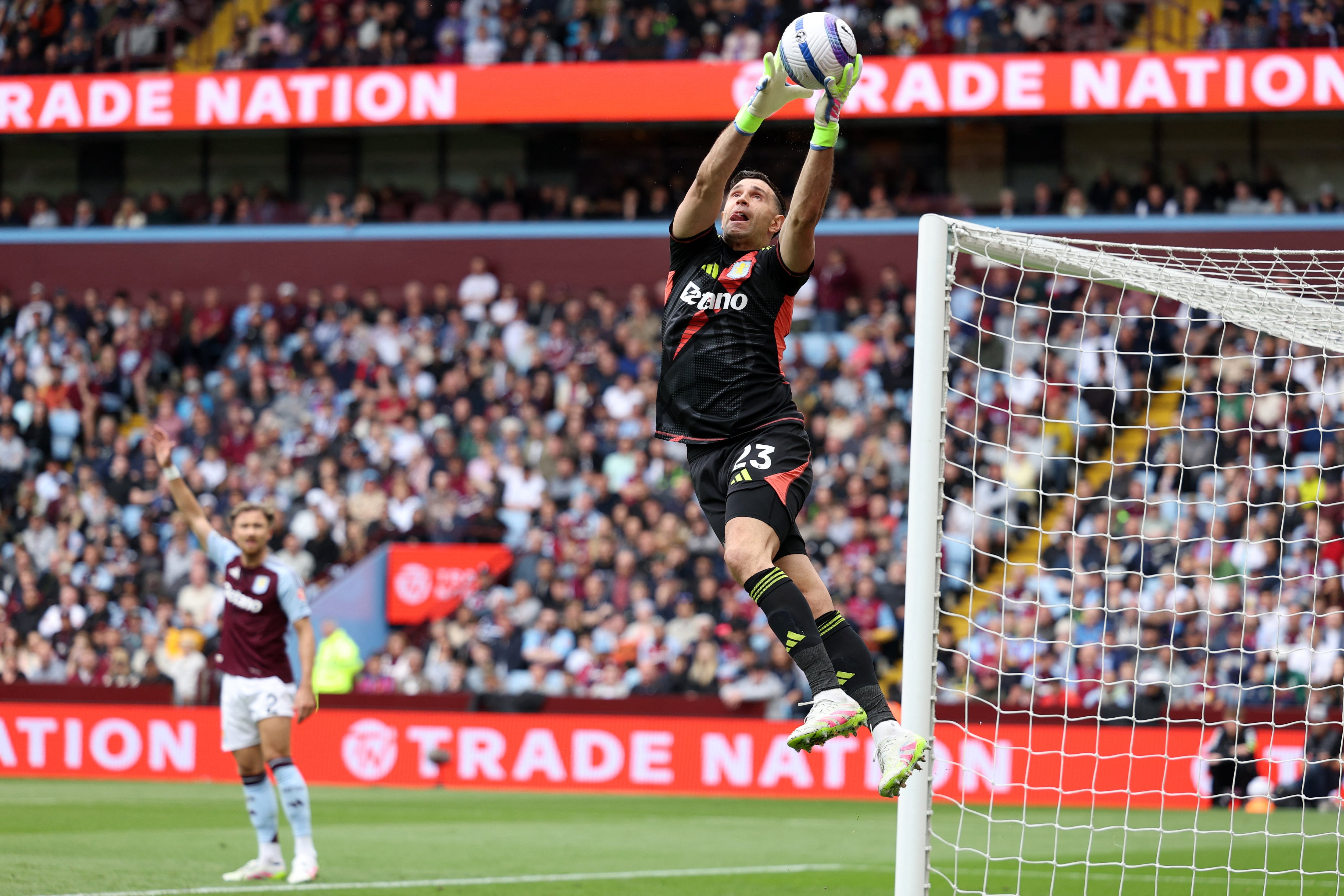 "Dibu" Martínez atrapa el balón en el aire