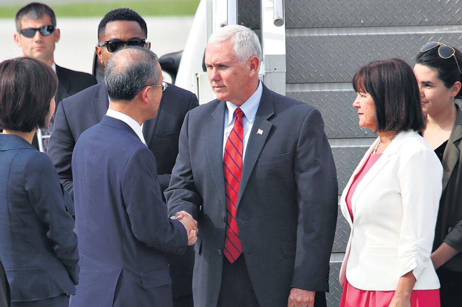 El vicepresidente estadounidense, Mike Pence, quien aterrizó en Seúl poco después del ensayo norcoreano.