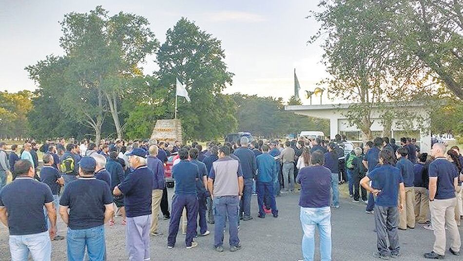 Los trabajadores de Fanazul cortaron rutas ayer y probablemente hoy vuelvan a protestar.