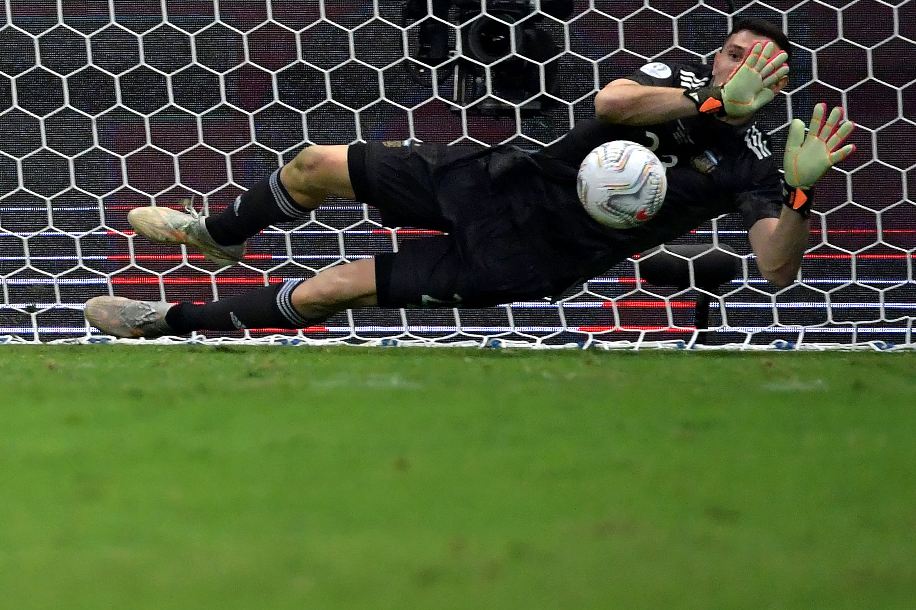 Emiliano Martínez al atajar uno de los penales frente a Colombia en la Copa América