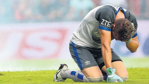 Rigamonti en el piso, aturdido por la bomba de estruendo.