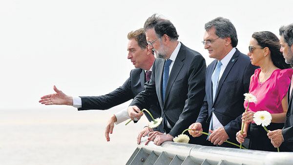 Rajoy, en el Parque de la Memoria, durante un homenaje a víctimas españolas del terrorismo de Estado.