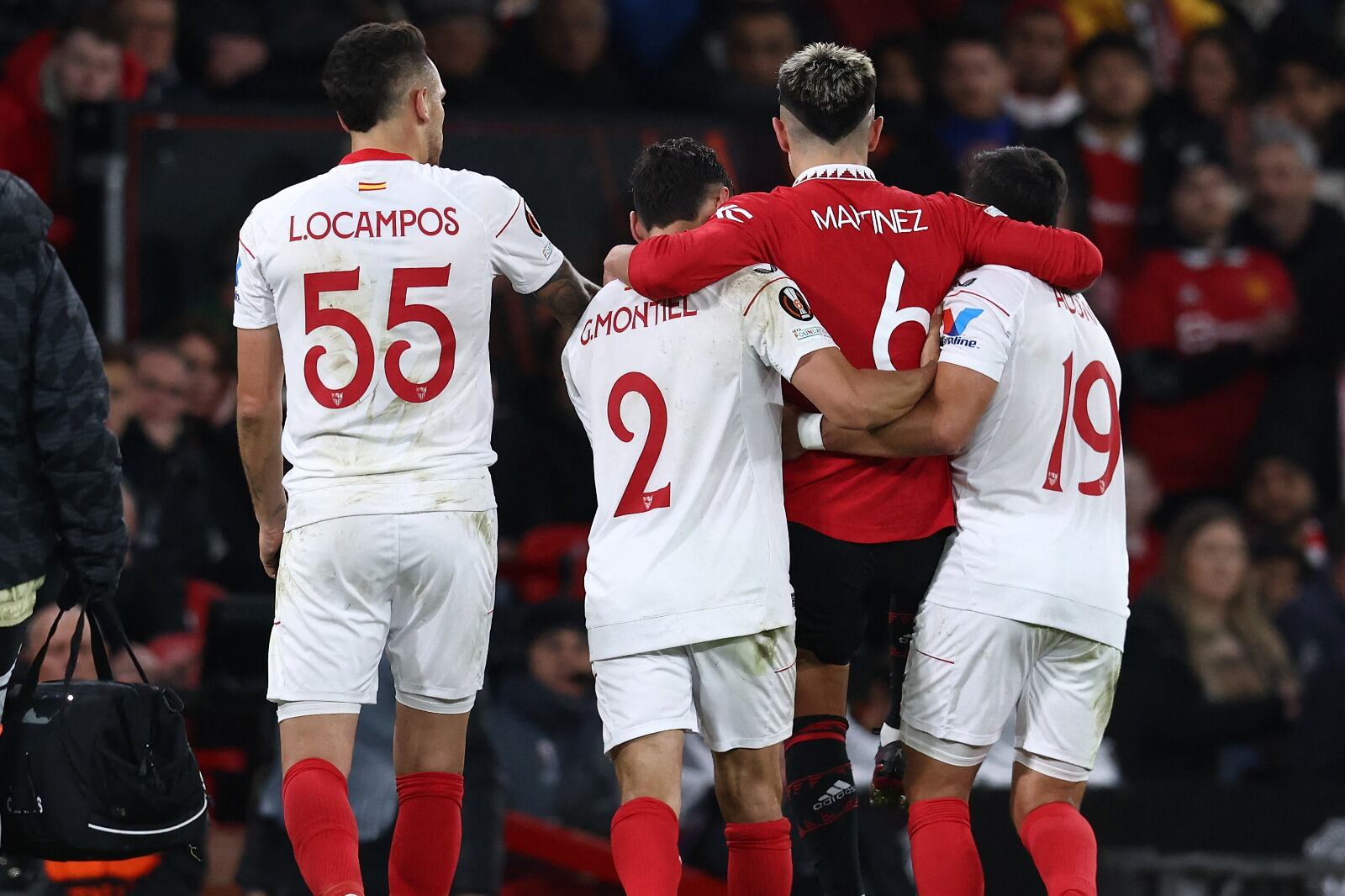 Martínez es ayudado por sus rivales en España y compañeros de la Selección, Montiel, Acuña y Ocampos