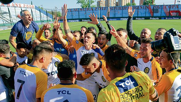 Los jugadores de Central festejan la clasificación a semifinales de la Copa Argentina.