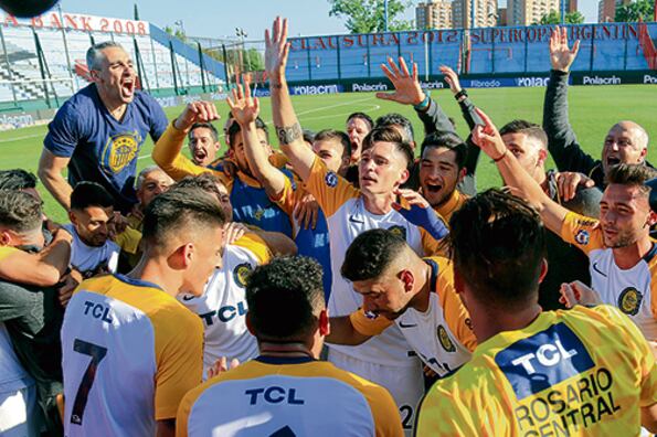 Los jugadores de Central festejan la clasificación a semifinales de la Copa Argentina.