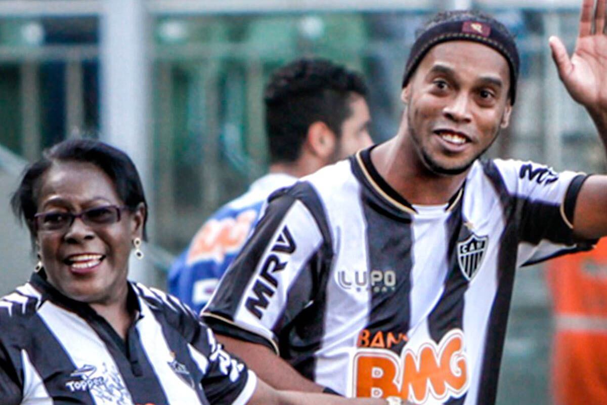 Ronaldinho junto a su madre, Miguelina, con la camisete del Atlético Mineiro.