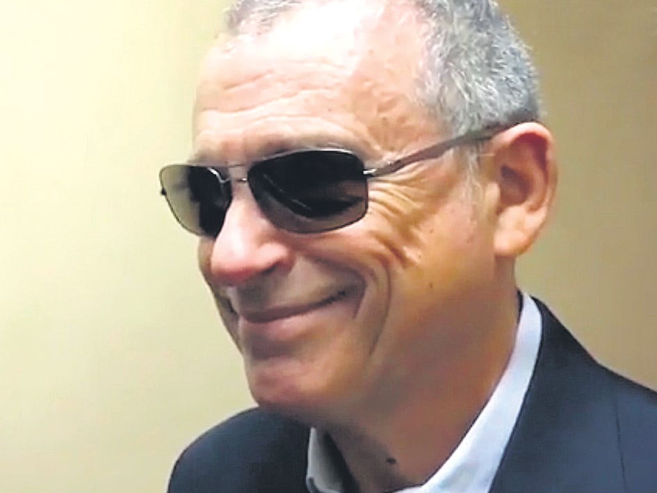 El espía Antonio “Jaime” Stiuso en la puerta del despacho del juez Claudio Bonadio, en Comodoro Py. 