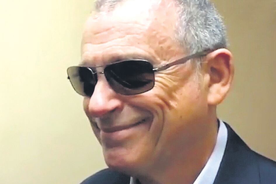 El espía Antonio “Jaime” Stiuso en la puerta del despacho del juez Claudio Bonadio, en Comodoro Py.