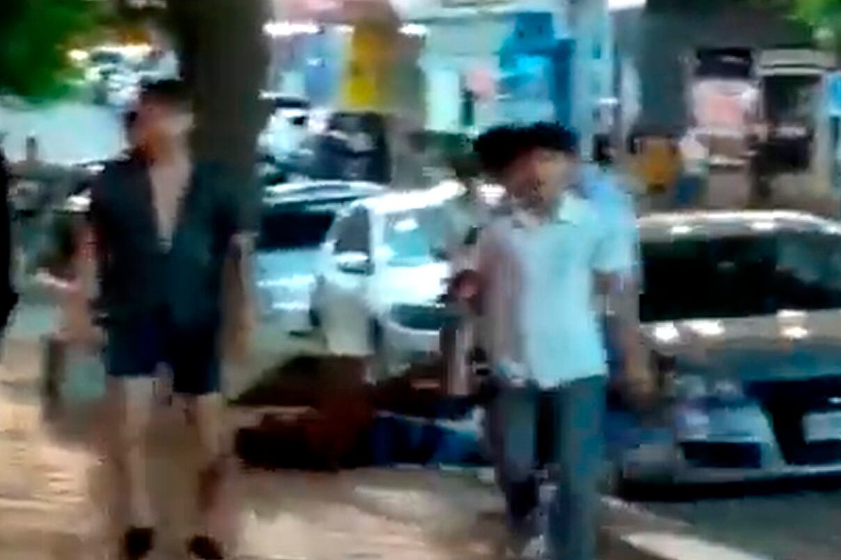 El video en el que fueron reconocidos los agresores. Detrás el joven desmayado.