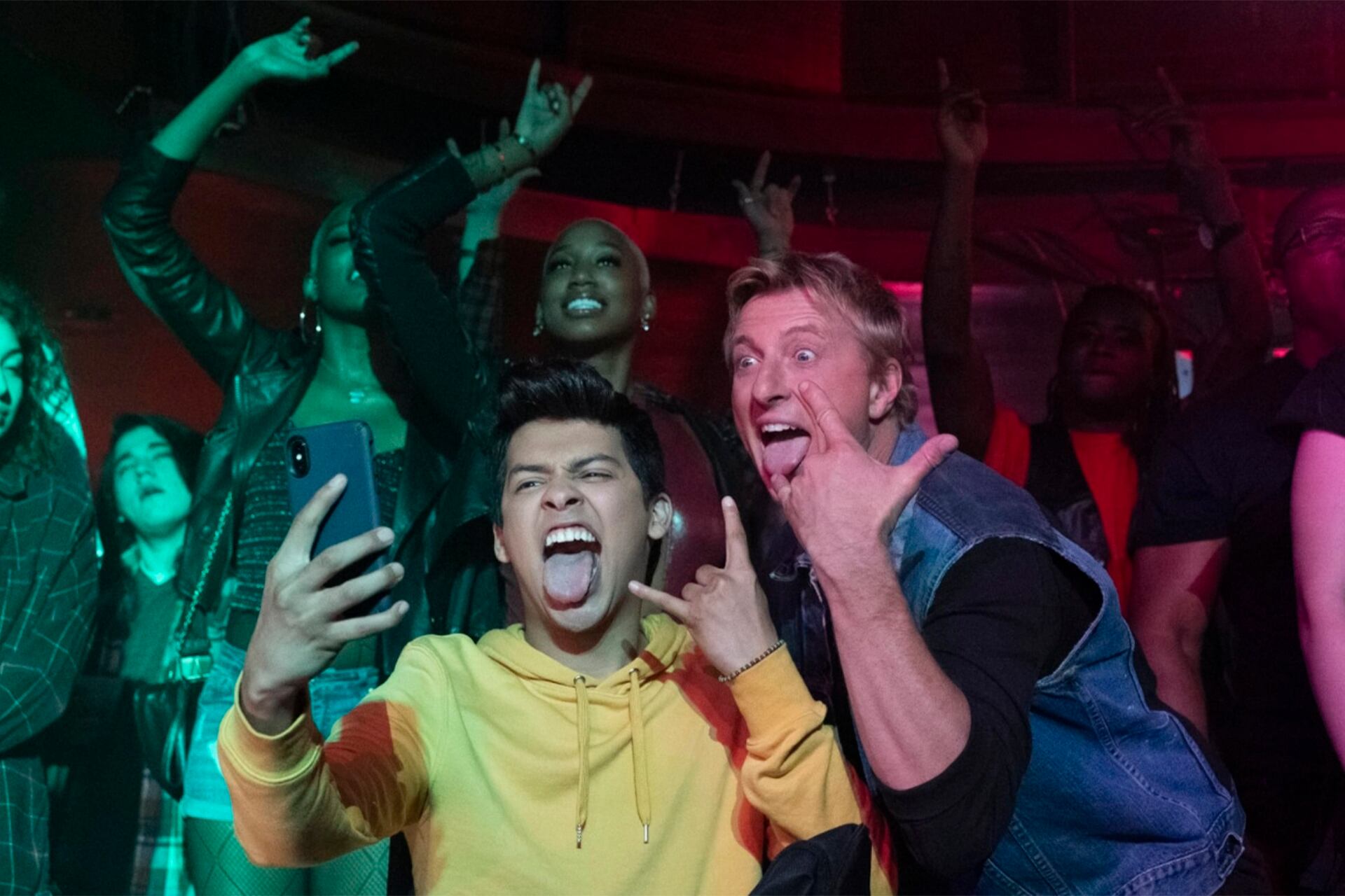 Cobra Kai ganó continuidad y fandom por sus chistes vintage, pero también por su caos y esa épica apta para todo público.