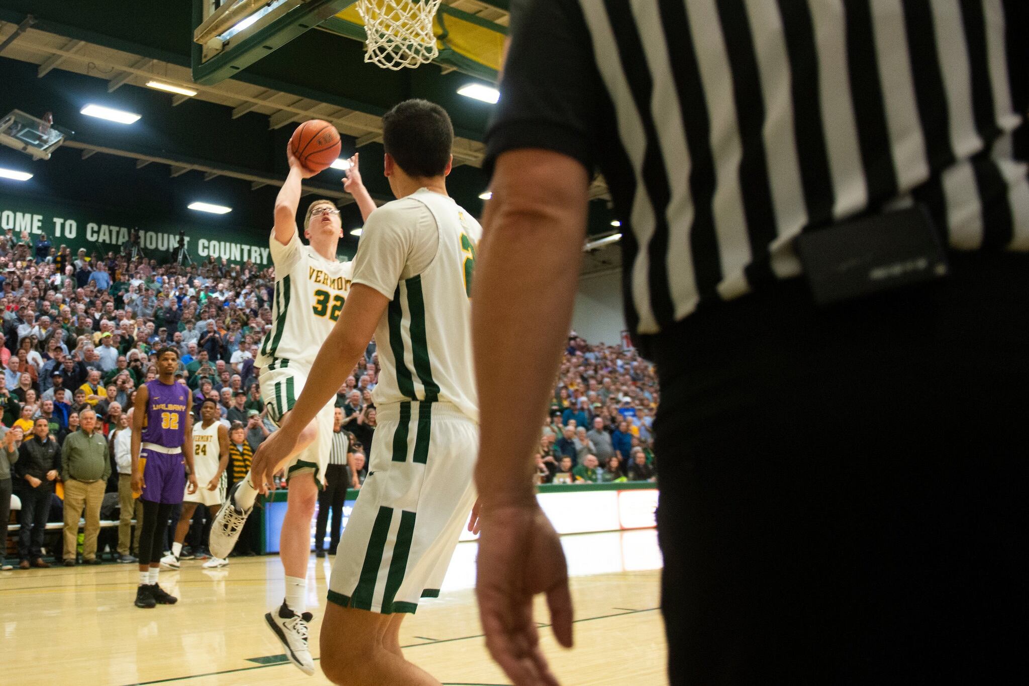 El momento exacto en el que Speidel anota su primer y único doble en la NCAA.