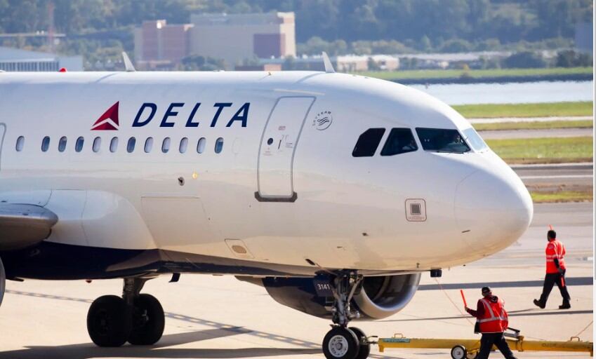 Al llegar a Atlanta, varios trabajadores se encargaron de desinfectar la aeronave durante horas y de reubicar a los pasajeros en otros vuelos.(Foto: Delta)