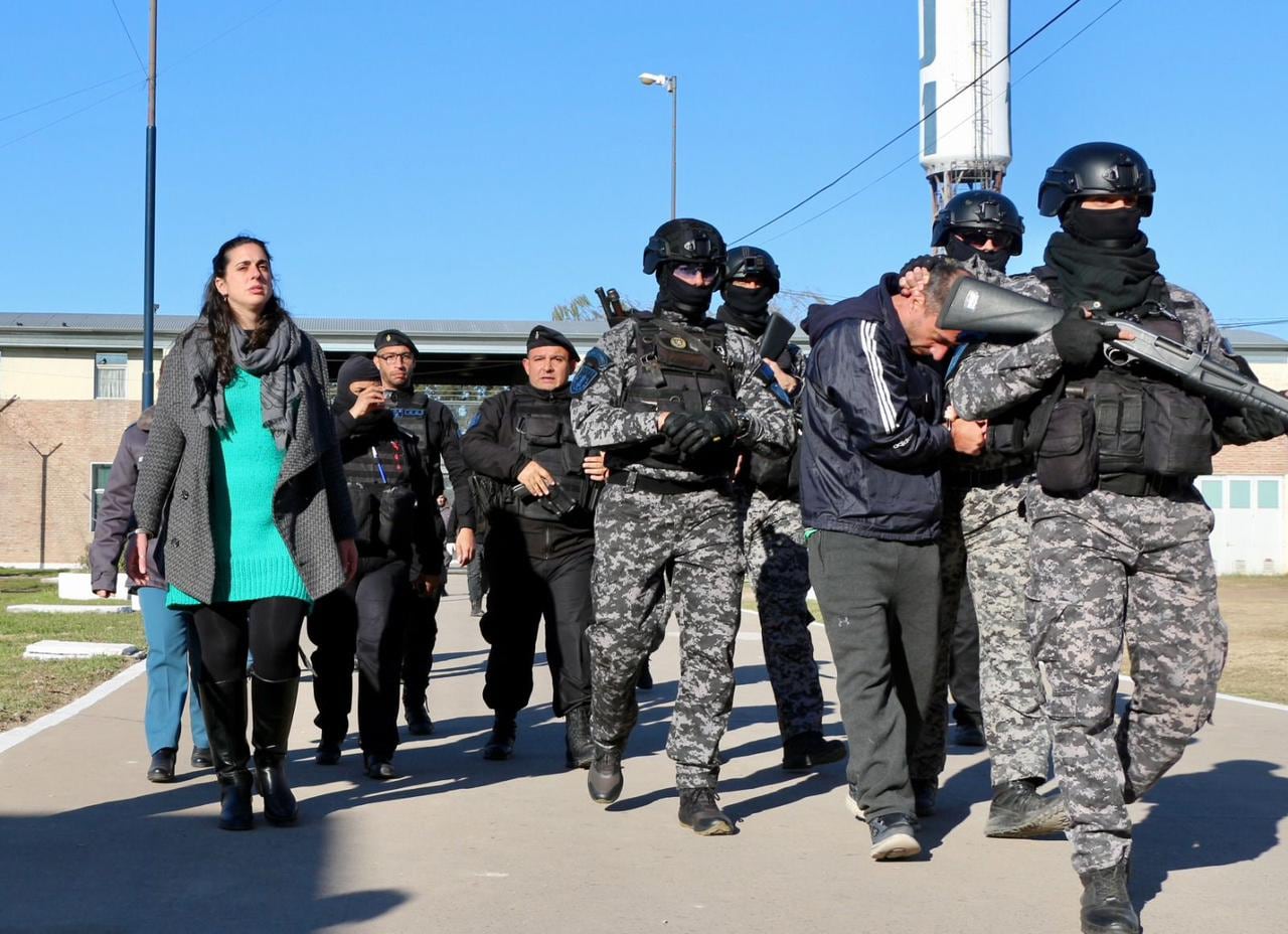 El día que Reinfestuel llegó detenido bajo custodia de la policía santafesina.