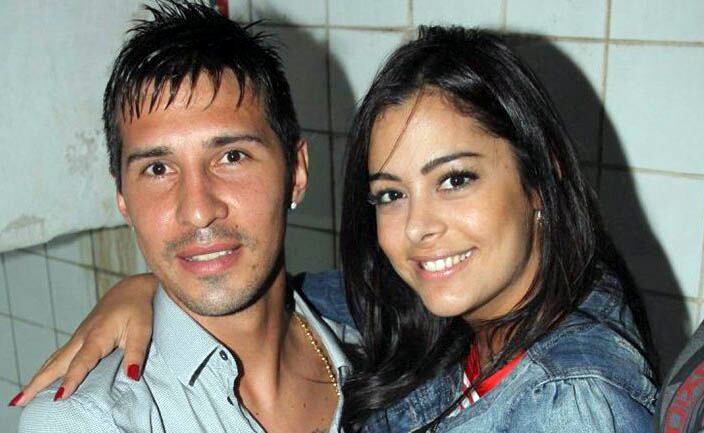 Jonathan Fabbro con Larissa Riquelme, su pareja que testimonió a su favor en el juicio.