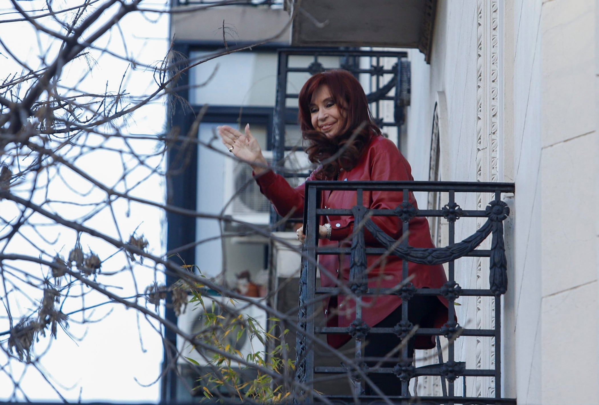 La Justicia le impide salir al balcón a CFK, bajo el argumento de no "perturbar la tranquilidad del vecindario".