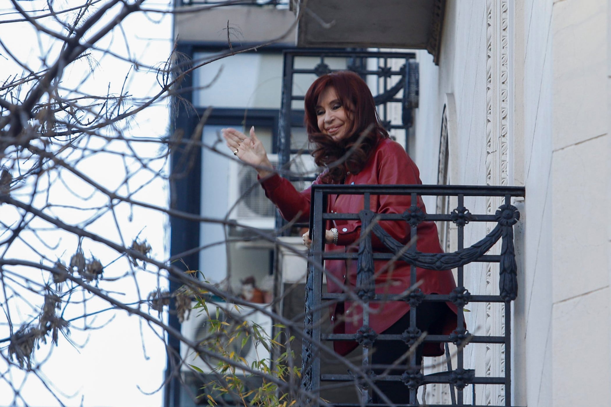 La Justicia le impide salir al balcón a CFK, bajo el argumento de no "perturbar la tranquilidad del vecindario".
