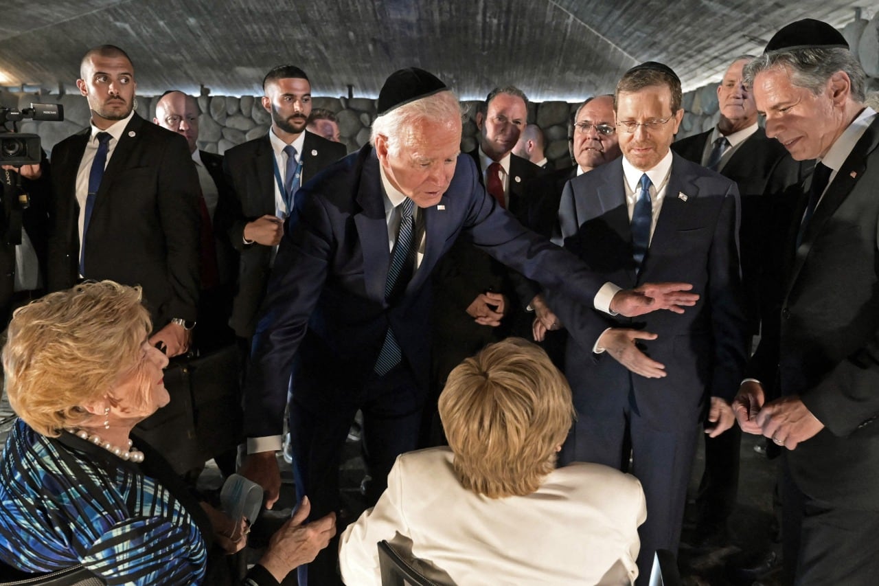 Biden habla con sobrevivientes del Holocausto en Jerusalem.