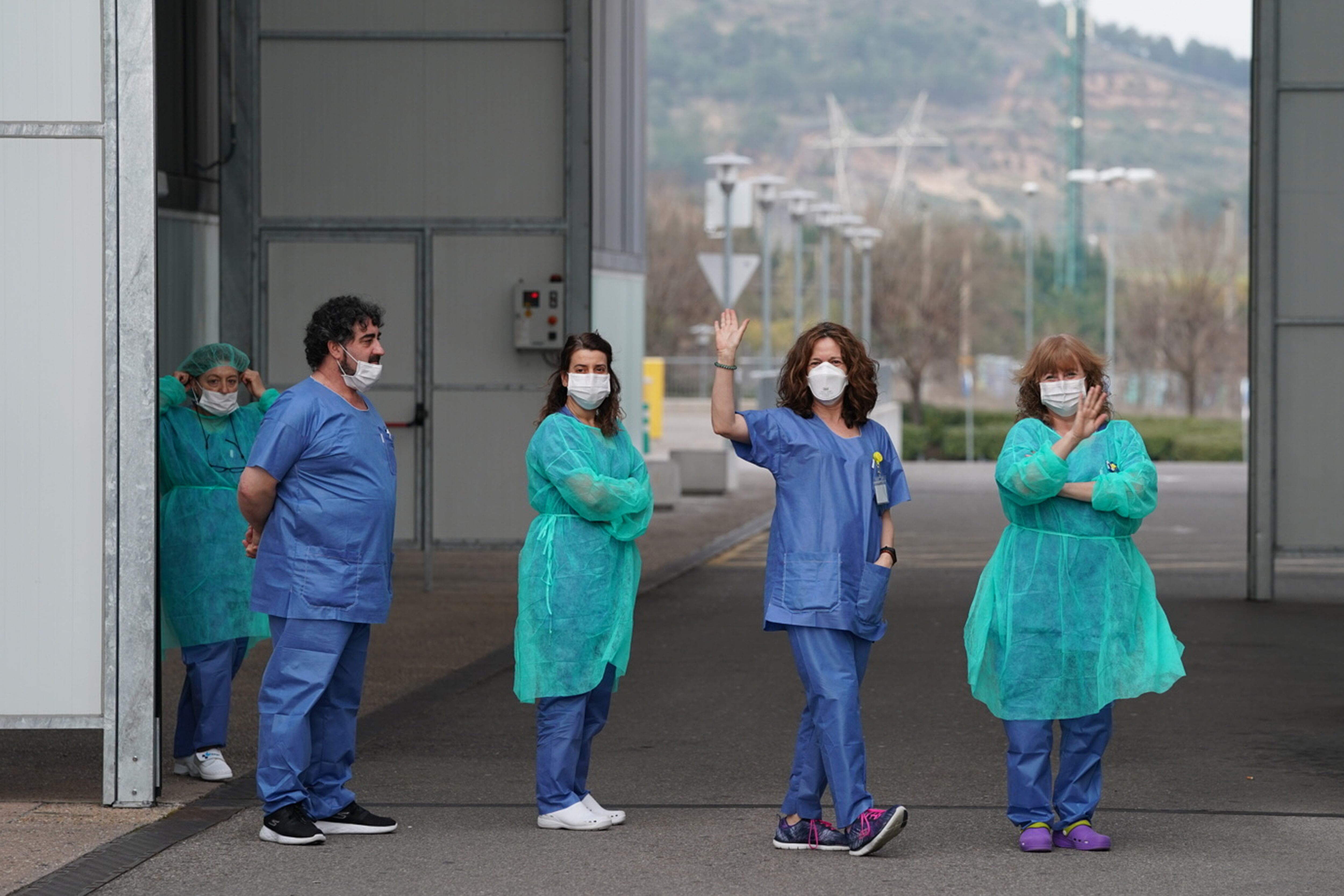 Los trabajadores de la salud denuncian la falta de protección y reducción de personal debido a los contagios entre profesionales.