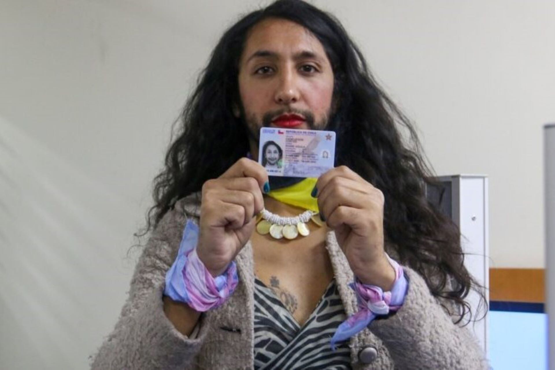 Shane Cienfuegos con su nuevo documento de identidad, otorgado por el Registro Civil de Chile.