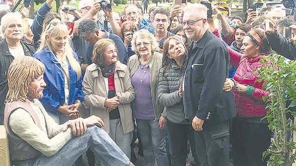 Gieco junto a la estatua que lo recuerda en 1974, obra de Liliana Fernández y Edgardo García Nieto.