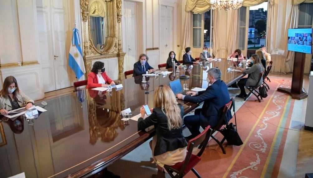 Se acordó seguir con las escuelas abiertas, aunque balanceando la presencialidad con otras restricciones y medidas focalizadas.