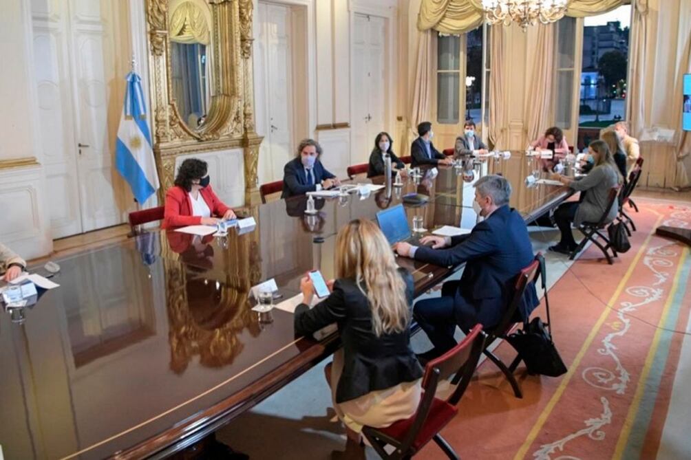 Se acordó seguir con las escuelas abiertas, aunque balanceando la presencialidad con otras restricciones y medidas focalizadas.